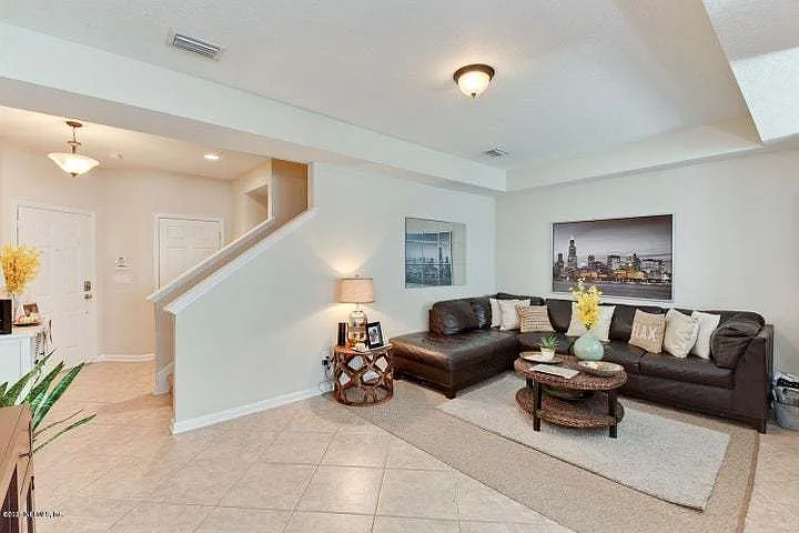 619 Grover Ln — Photo 4