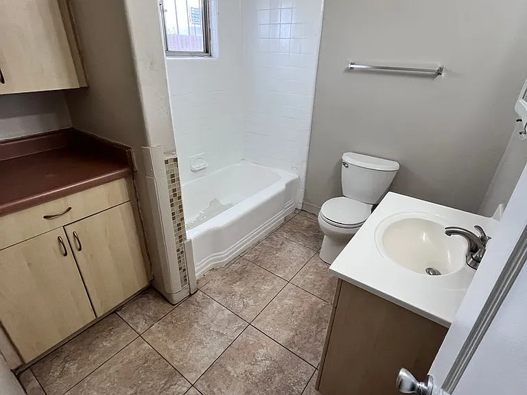 2620 N Stone Ave — Photo 6