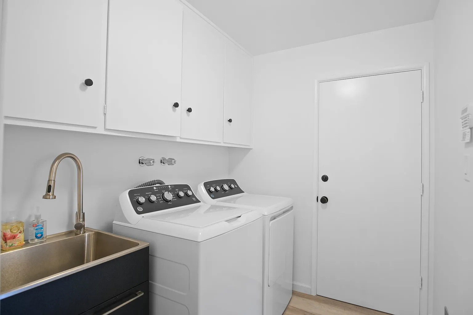 909 Newcastle Ct photo 1