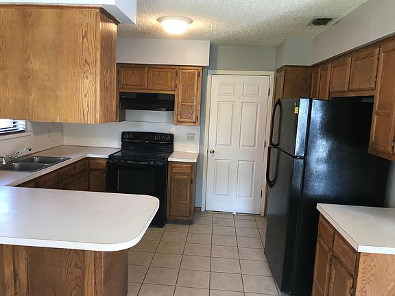 Kitchen with appliances 