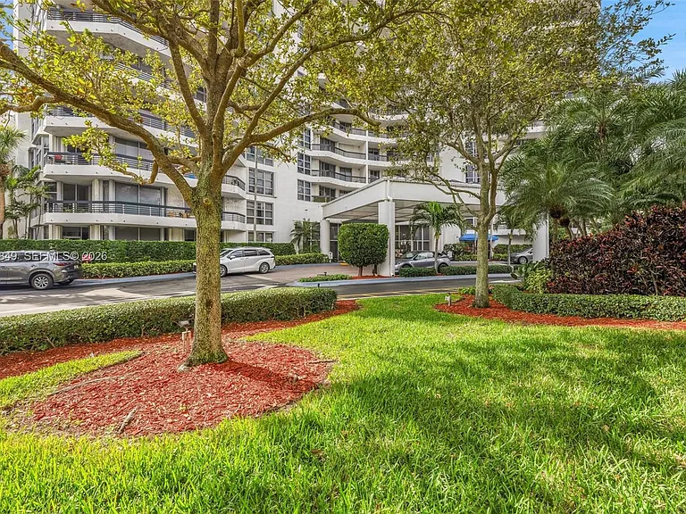 3530 Mystic Pointe Dr #710 — Photo 40