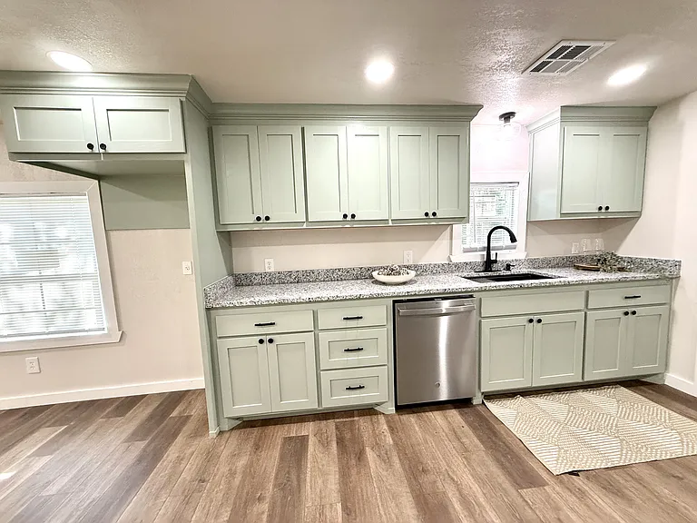 723 Roff St NE — Photo 4
