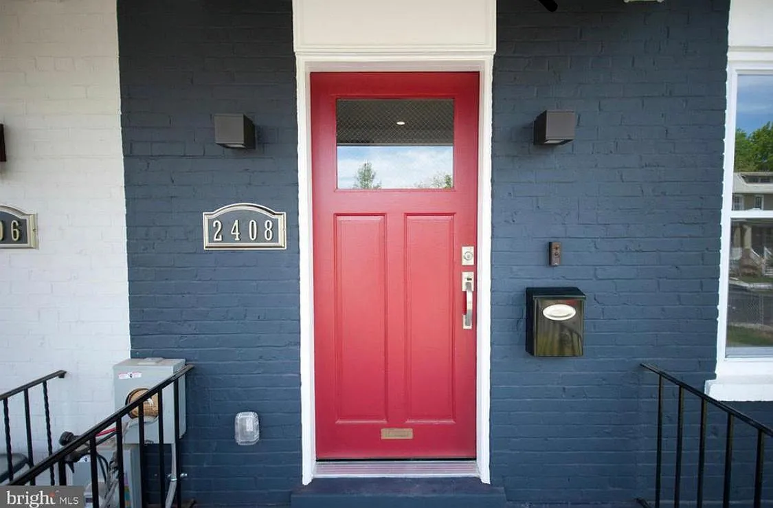 2408 3rd St NE — Photo 2