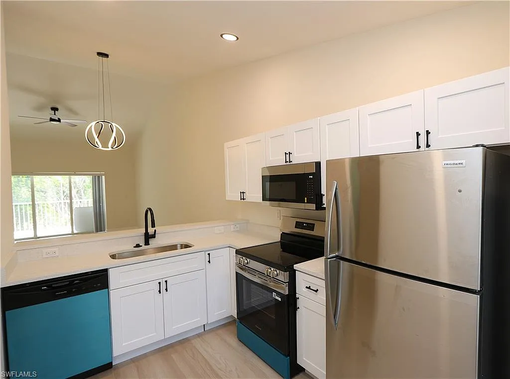 3 bed, 2.0 bath, 1276 sqft, $1,900 — Photo 2