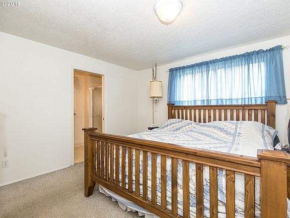 4th image of 1164 SE 40th Ave