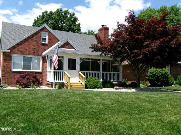 802 Highland Dr, Rossford, OH 43460