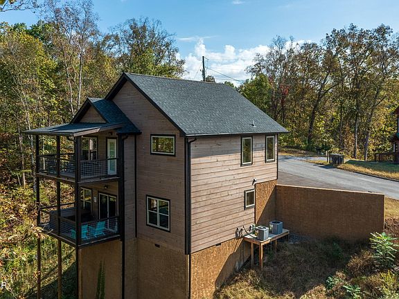2nd image of 392 Oak Lake Dr