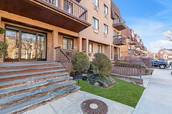 Sold by Keller Williams Realty Landmark | media 33