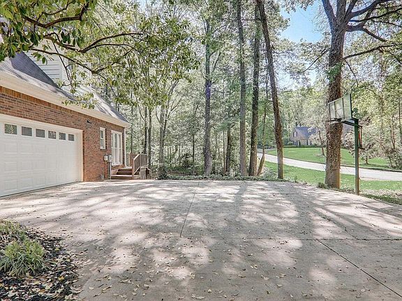 3rd image of 213 Creekridge Dr
