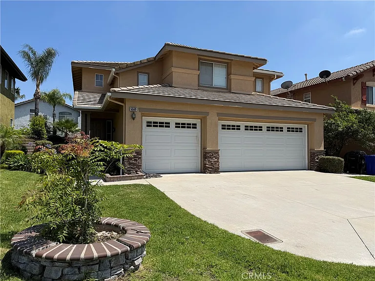5569 Hunt Club Dr — Photo 1