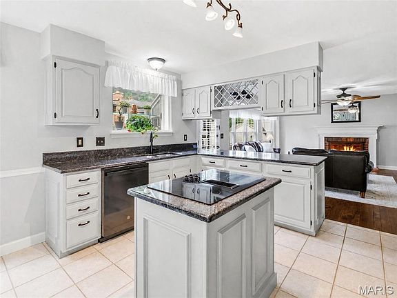 3rd image of 6 Belcourt Cir