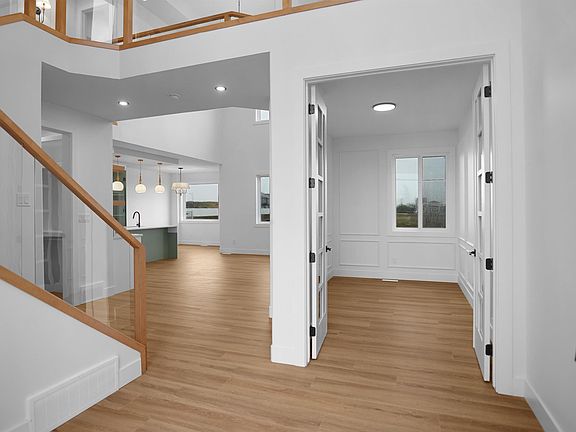 5th image of 142 Edgewater Cir