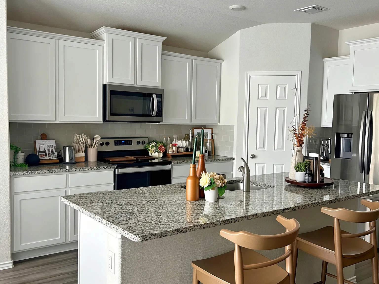 4 bed, 2.5 bath, 2000 sqft, $2,300 — Photo 3