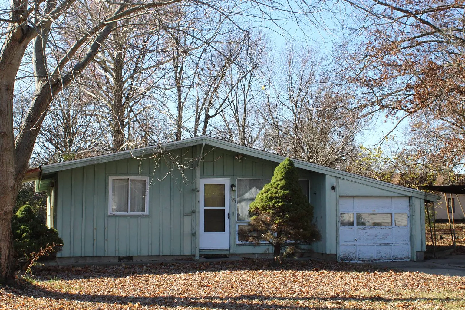 230 E Main St photo 1