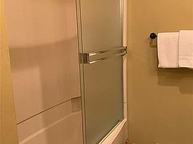 Hall bathroom with tub/shower