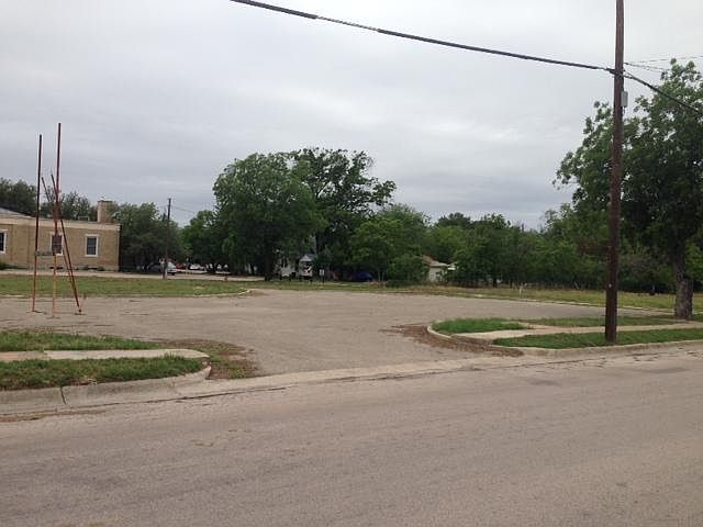 2nd image of 403 E 2nd St