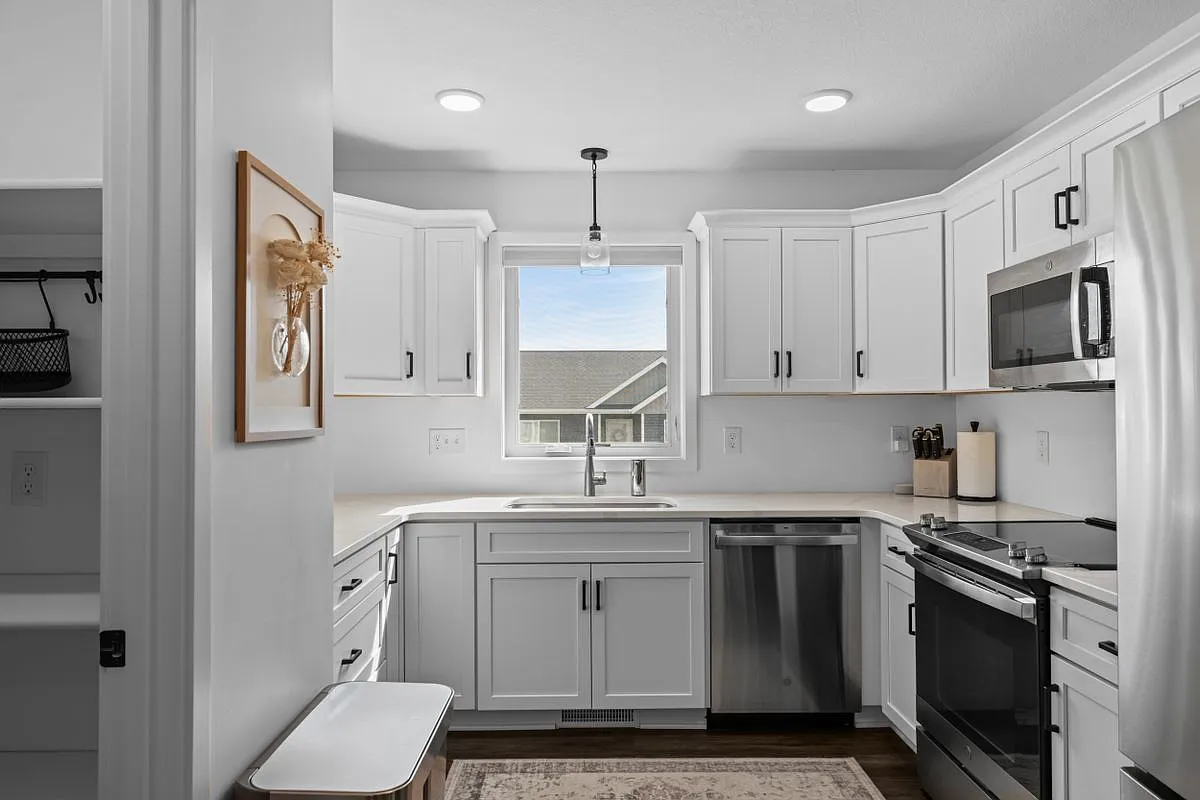 2 bed, 2.0 bath, 1179 sqft, $2,400 — Photo 4
