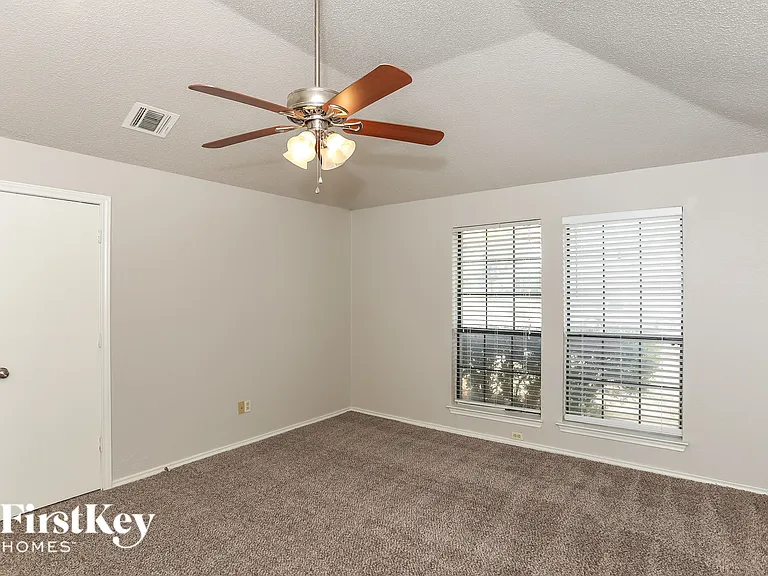 2321 Lakeshore Ln — Photo 8