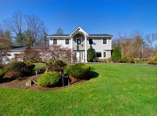 150 Hummingbird Dr, Roslyn, NY 11576