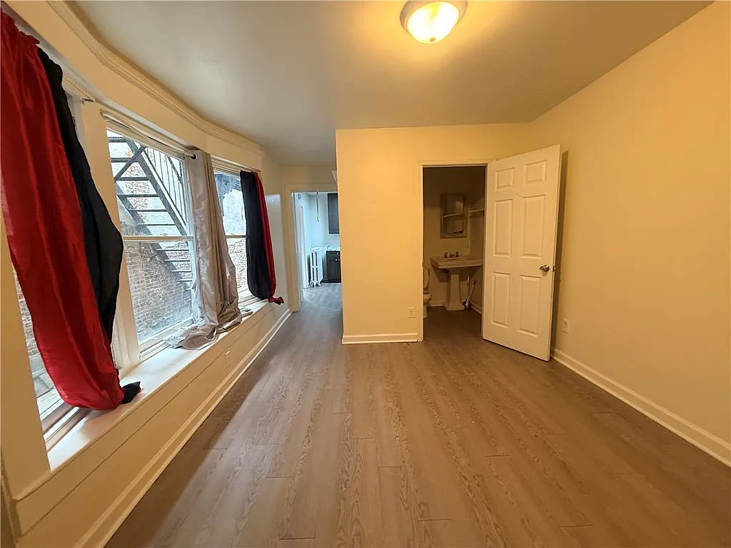 1 bed, 1.0 bath, 1974 sqft, $1,450 — Photo 4