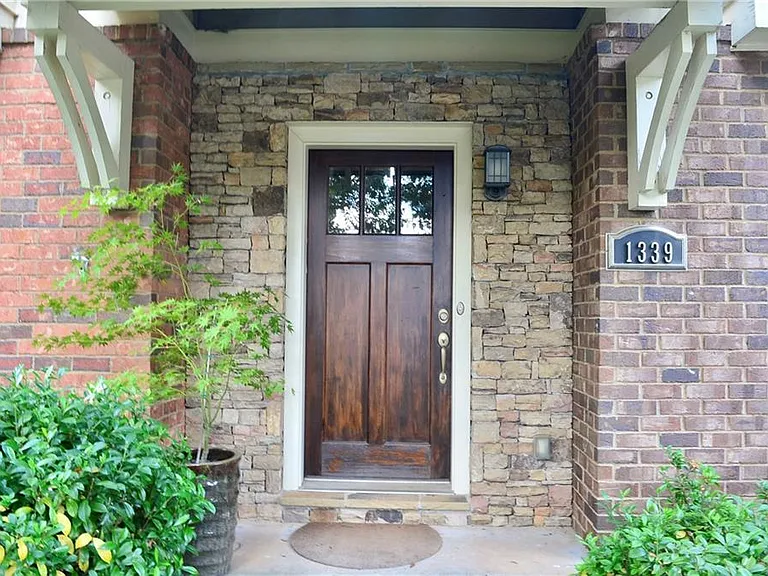 1339 Oakview Rd — Photo 2