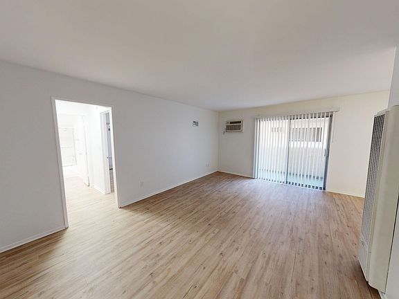 4th image of 625 N Sycamore Ave #307