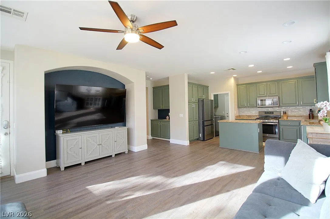 5 bed, 3.0 bath, 2303 sqft, $2,795 — Photo 3