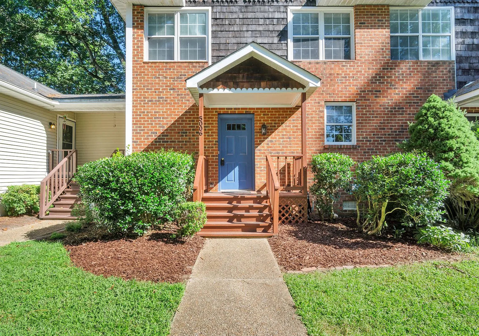 Freshly Updated 3 Bedroom Townhome in Williamsburg! — Photo 1