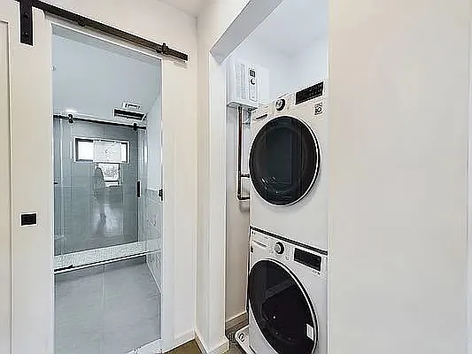20-01 Steinway St #3 — Photo 9