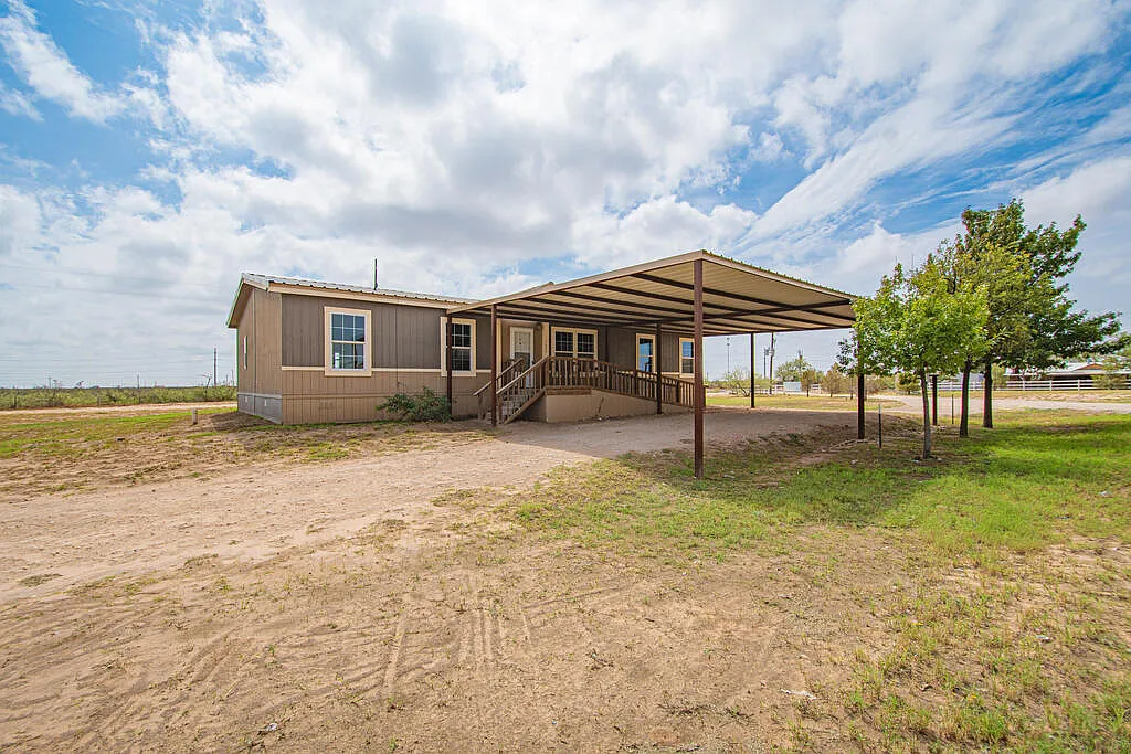 4 bed, 2.0 bath, 1560 sqft, $2,000 — Photo 1