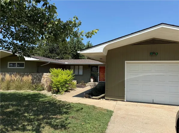16 Overhill Dr, Paola, KS 66071