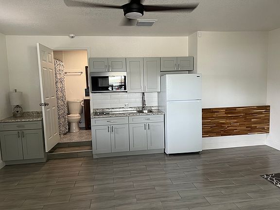 5th image of 1809 Barksdale Dr