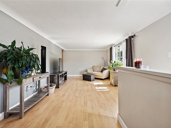 4th image of 218 Woodlawn Dr