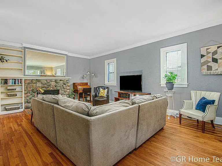 910 Calvin Ave SE — Photo 10