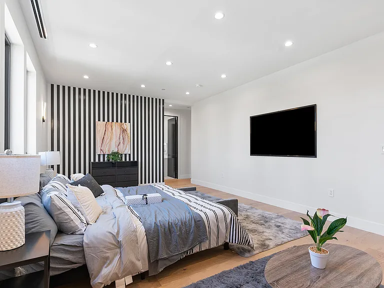 5012 Enfield Ave — Photo 32