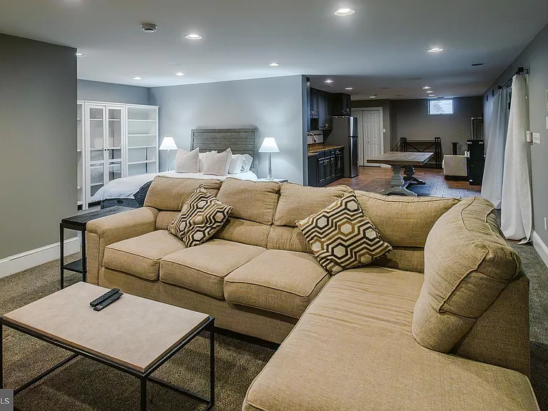 15841 York Rd — Photo 56