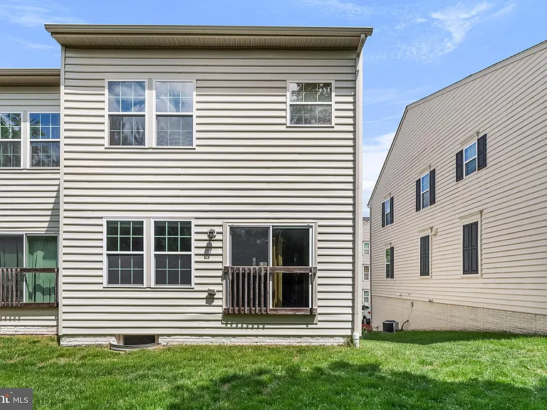 3218 Vogel Rd — Photo 33