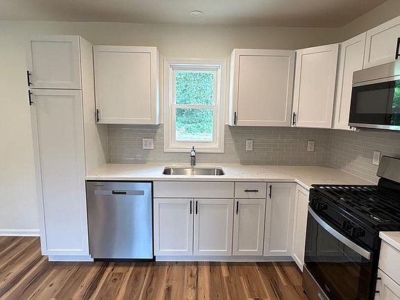 5th image of 142 Acorn Ct