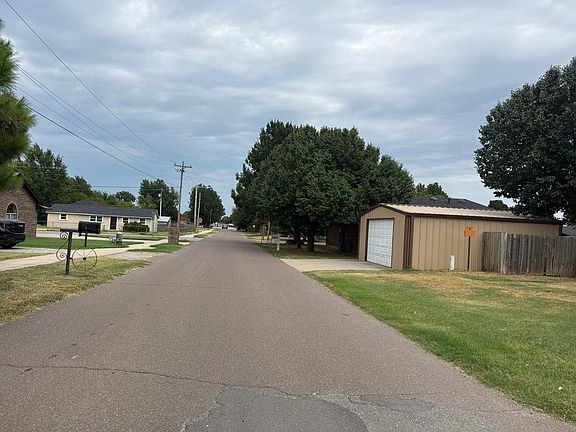 5th image of 105 E Oak
