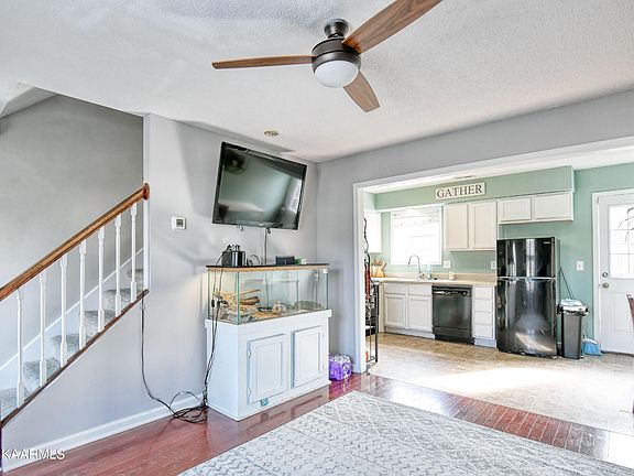 3rd image of 900 Hazelbrook Way