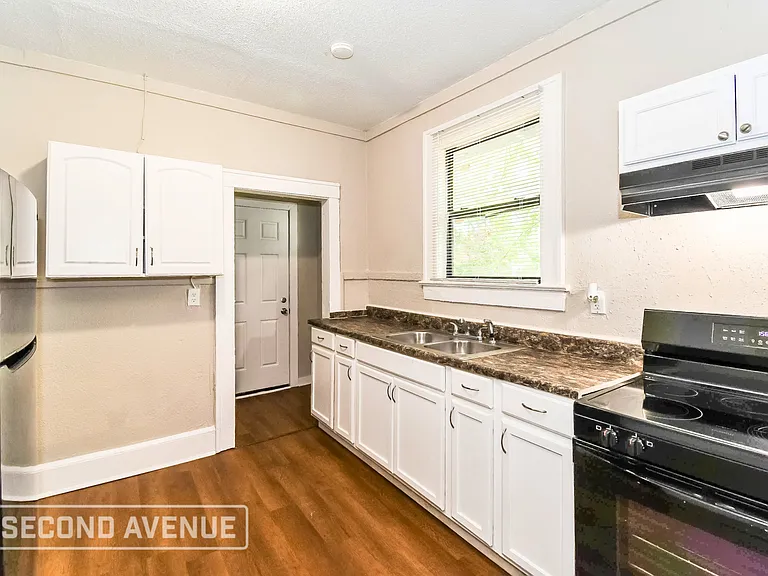204 W 23rd St — Photo 6
