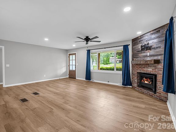 5th image of 204 Jeff St
