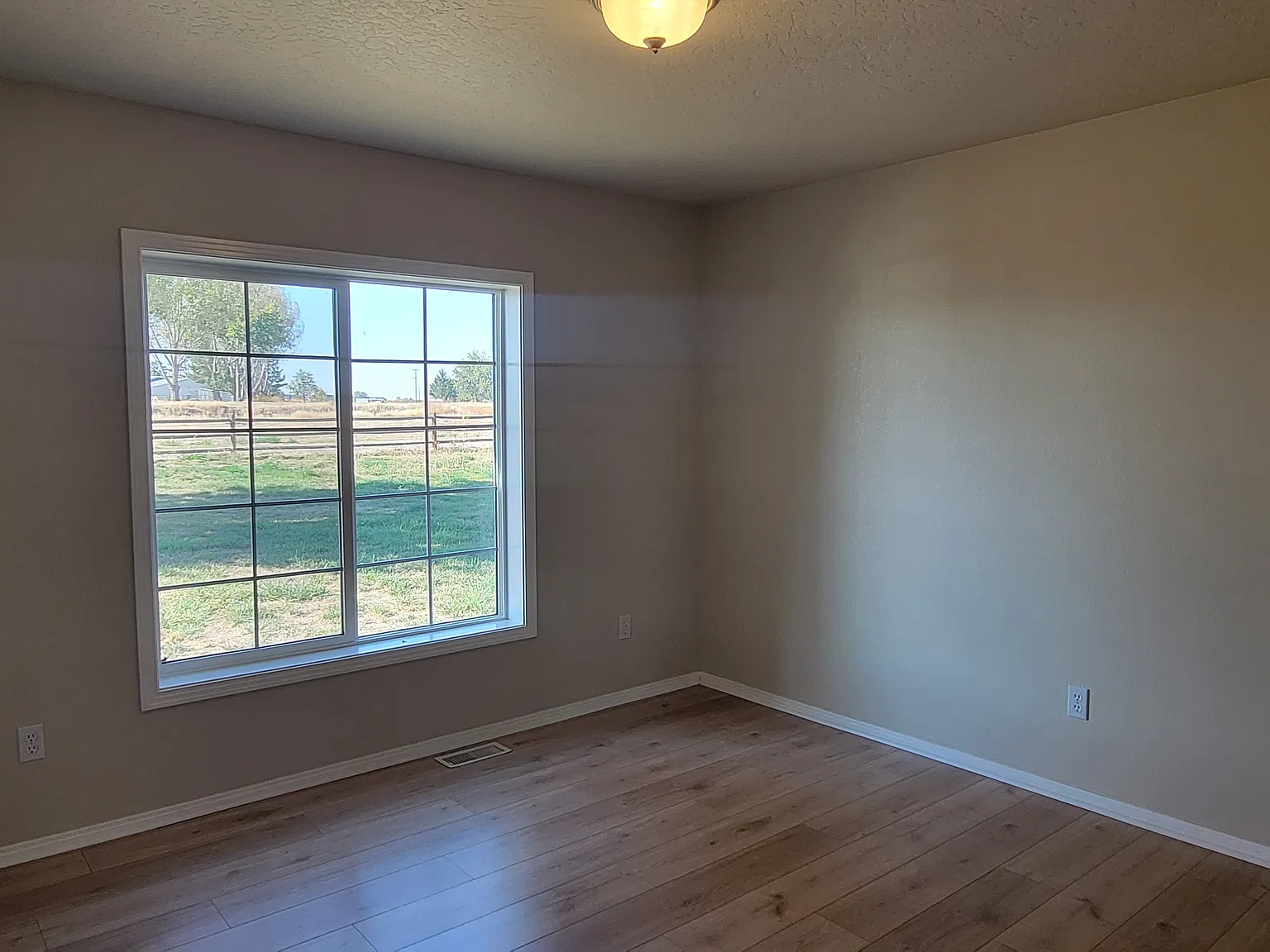 4 bed, 2057 sqft, $2,500 — Photo 4