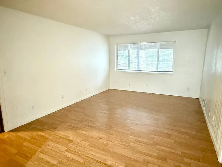 820 NE Riddell Rd — Photo 3