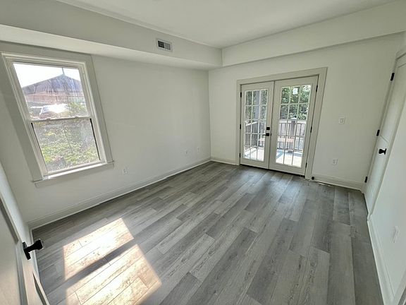 4th image of 18 Dunreath St Suite 3