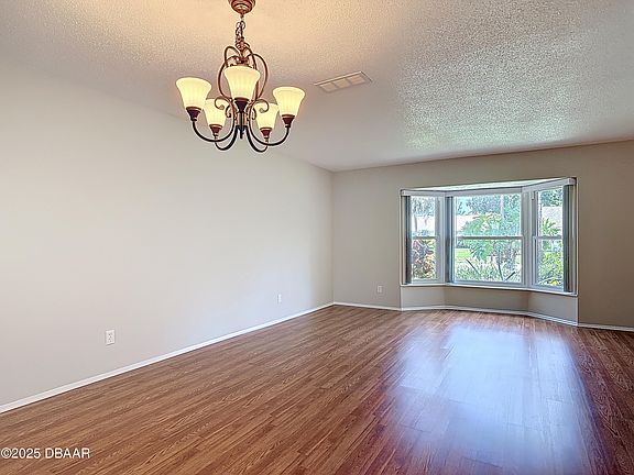 5th image of 832 Wildwood Cir