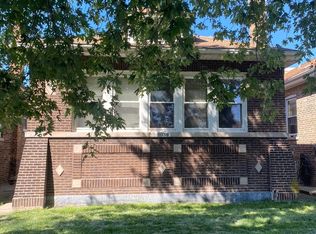 9038 S Essex Ave, Chicago, IL