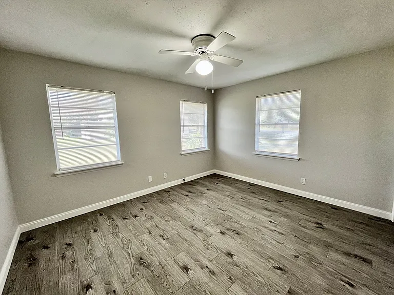 1005 Oakwood Ln — Photo 16