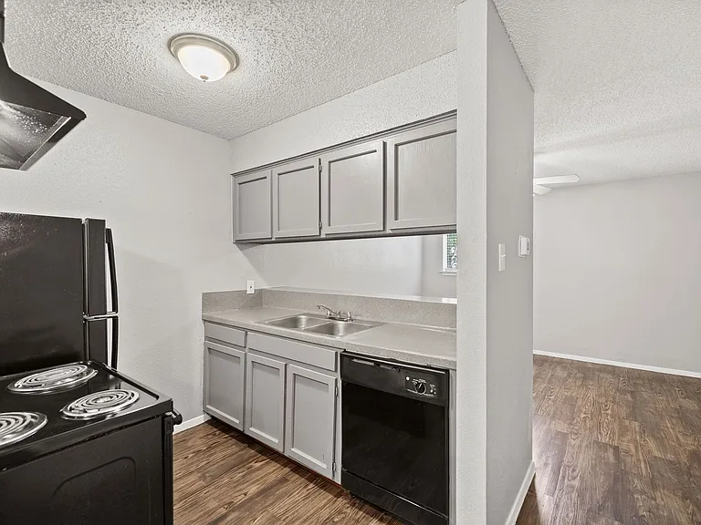 Awesome open Studio Apartments Close to Downtown — Photo 5