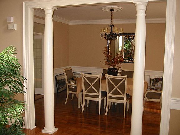Formal dining room w designer moldings